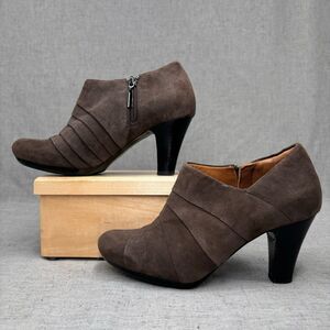 Clarks‎ Artisan Society Gown II Boots Brown Suede  Leather Heeled Boot Women's 7